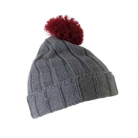 Gorro con pompón y dobladillo